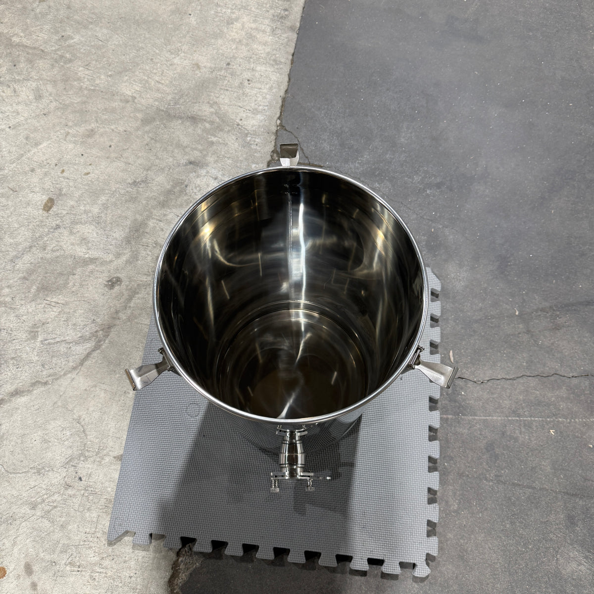 Maxx Honey Storage & Bottling Tank - 9 Gallon CLEARANCE Lot 238