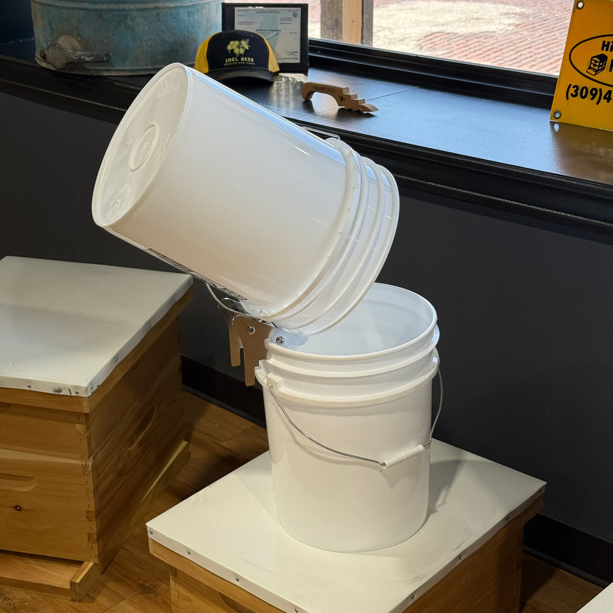 Universal Pail Perch